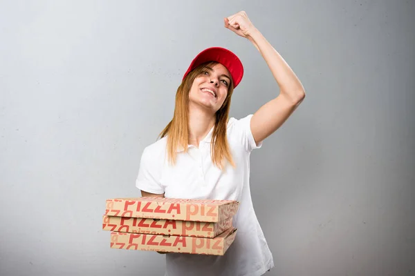 Mujer afortunada entrega de pizza sobre fondo texturizado — Foto de Stock