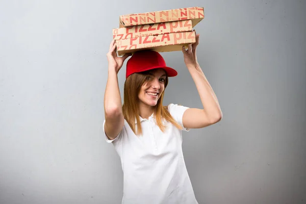 Šťastný pizza dodávka žena na podklad s texturou — Stock fotografie