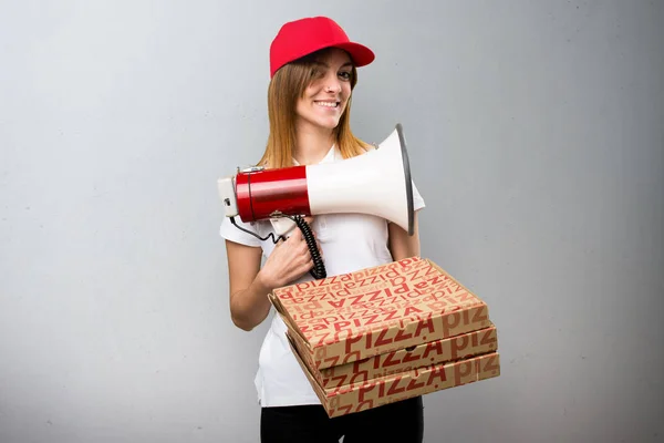 Pizza levering vrouw schreeuwen door megafoon op getextureerde pagina — Stockfoto