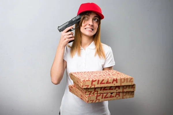 Pizza dodávka žena cometing sebevraždu na podklad s texturou — Stock fotografie