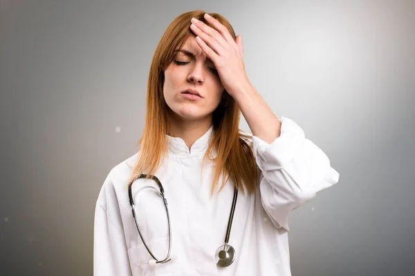 Frustrado jovem médico mulher em fundo cinza — Fotografia de Stock