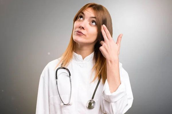 Fiatal orvos nő így öngyilkos gesztus a szürke háttér — Stock Fotó