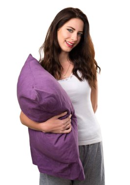 Bir yastık ile mutlu güzel genç kız