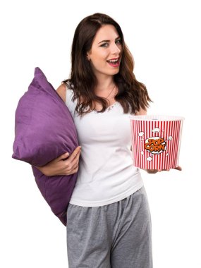 Popcorns tutan bir yastık ile güzel genç kız