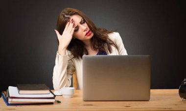 Onu laptop ile siyah arka plan üzerine çalışan sinirli iş kadın