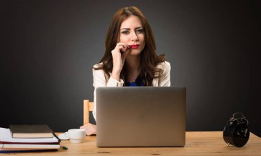 Onu laptop ile çalışma ve sessizlik yapım iş kadını siyah arka plan üzerine bir jest