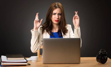 Onu laptop ve siyah arka plan üzerine geçiş parmakları ile çalışan iş kadın