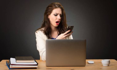 İş kadını onu laptop ile ve onun hareket eden siyah arka plan üzerine çalışma