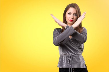 Güzel genç kız renkli arka plan üzerinde hiçbir hareketi yapma