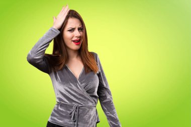 Renkli arka plan üzerinde şüpheleri güzel genç kız