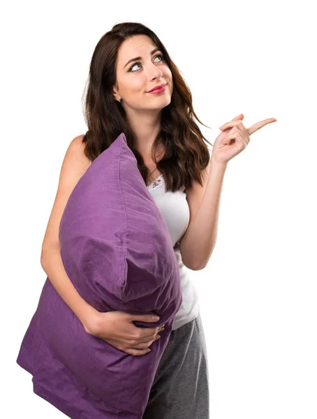 Hermosa joven con una almohada pensando — Foto de Stock