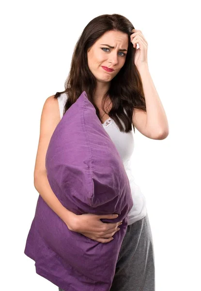 Bella ragazza con un cuscino avere dubbi — Foto Stock