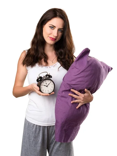 Красивая молодая девушка с подушкой, держащая винтажные часы — стоковое фото