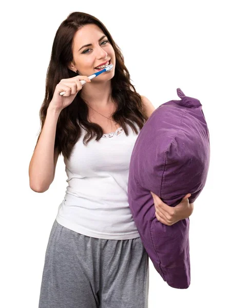 Krásná mladá dívka s polštářem a kartáček na zuby — Stock fotografie