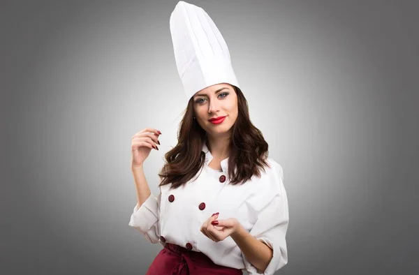 Mulher chef bonita no fundo cinza — Fotografia de Stock