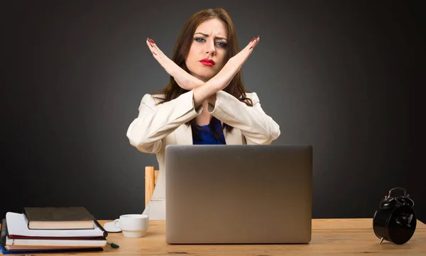 Mujer de negocios que trabaja con su computadora portátil y no hace ningún gesto sobre fondo negro —  Fotos de Stock