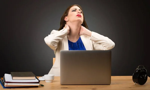 Mujer de negocios trabajando con su portátil y con dolor de cuello sobre fondo negro —  Fotos de Stock