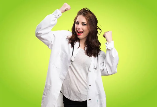 Štěstí, lékař ženu na zeleném pozadí — Stock fotografie