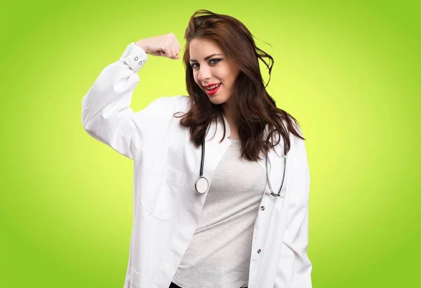 Doktor nő, ami erős gesztus, zöld háttér — Stock Fotó