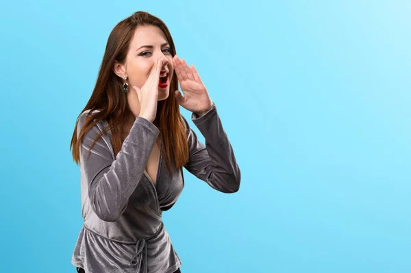 Menina bonita gritando no fundo colorido — Fotografia de Stock