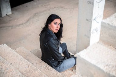 Genç ve güzel kadının içinde bina yapım aşamasında