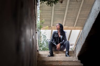 Genç ve güzel kadının içinde bina yapım aşamasında