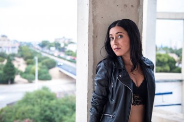 Genç ve güzel kadının içinde bina yapım aşamasında