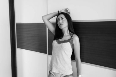 Güzel genç kız yatak odasında