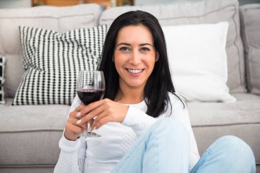 Bir bardak şarap tutan güzel genç kız