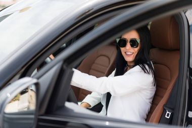 Lüks bir araba içinde güzel genç kız