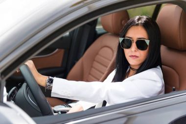 Lüks bir araba içinde güzel genç kız