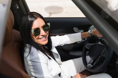 Lüks bir araba içinde güzel genç kız