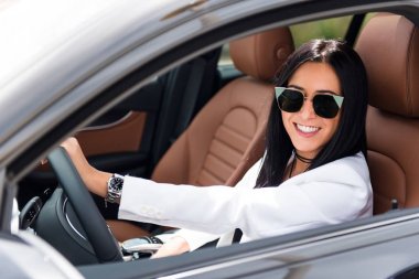 Lüks bir araba içinde güzel genç kız