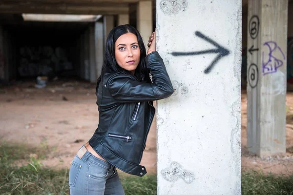 Pretty young woman inside building under construction — Stock Photo, Image