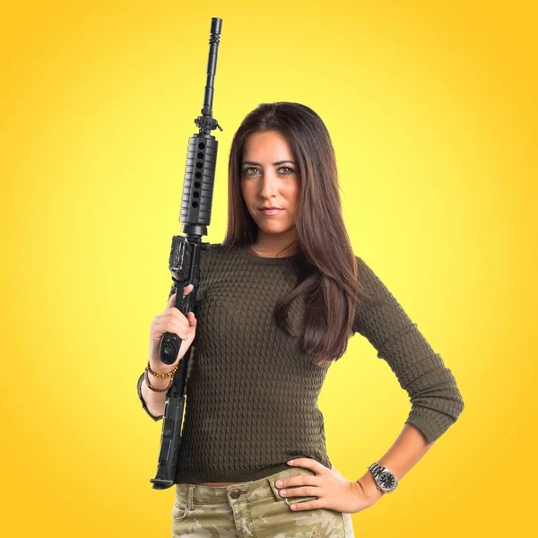 Mujer sosteniendo un SMG — Foto de Stock