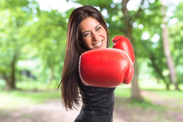 Mujer con guantes de boxeo — Foto de Stock