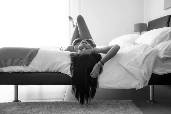 Gadis muda yang cantik di kamar tidurnya — Stok Foto