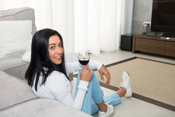 Hermosa joven sosteniendo una copa de vino — Foto de Stock