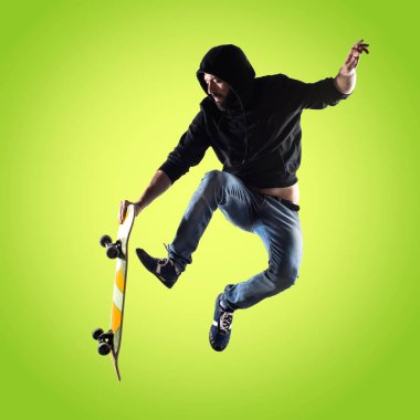 Atlama kaykay ile adam