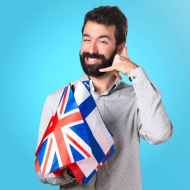 Birçok bayrak tutan ve telefon gest yapma sakallı yakışıklı adam