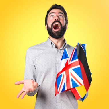 Birçok bayrak tutan ve sürpriz g yapım sakallı yakışıklı adam