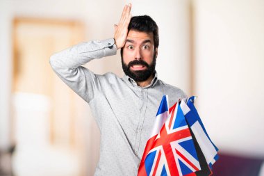 Birçok bayrak tutan ve şüpheleri sakallı yakışıklı adam