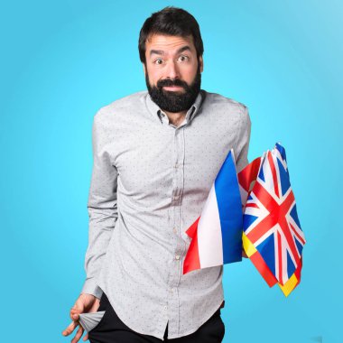 Birçok bayrak tutan ve mo seyir sakallı harap yakışıklı adam