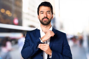 Yakışıklı adam odaklanmamış arka plan üzerinde