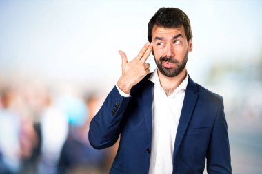 Yakışıklı adam yapma intihar jest odaklanmamış arka plan üzerinde