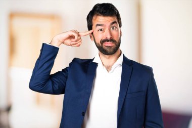Yakışıklı adam deli jest odaklanmamış arka plan yapma