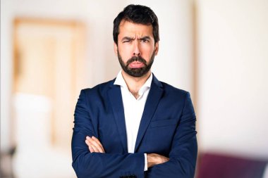 Odaklanmamış arka plan üzerinde üzgün yakışıklı adam