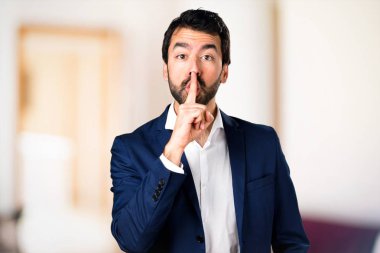 Yakışıklı adam yapma sessizlik jest odaklanmamış arka plan üzerinde