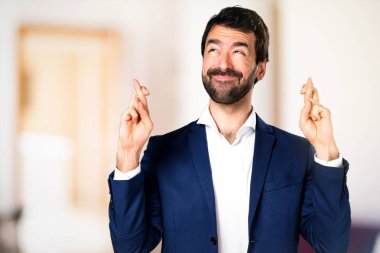 Yakışıklı adam parmaklarıyla odaklanmamış arka plan üzerinde geçiş