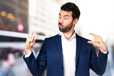 Yakışıklı adam küçük işareti odaklanmamış arka plan yapma